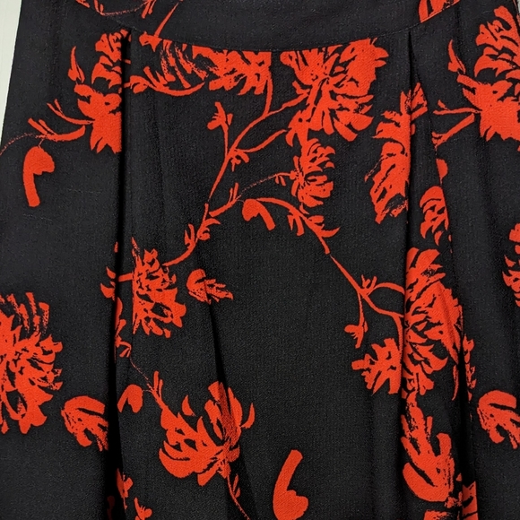 Who what wear black and red floral flare skirt size 2 (see measurements) - Picture 5 of 8
